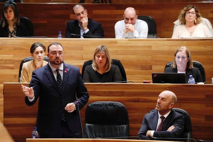 El presidente Adrián Barbón en el pleno de la Junta General