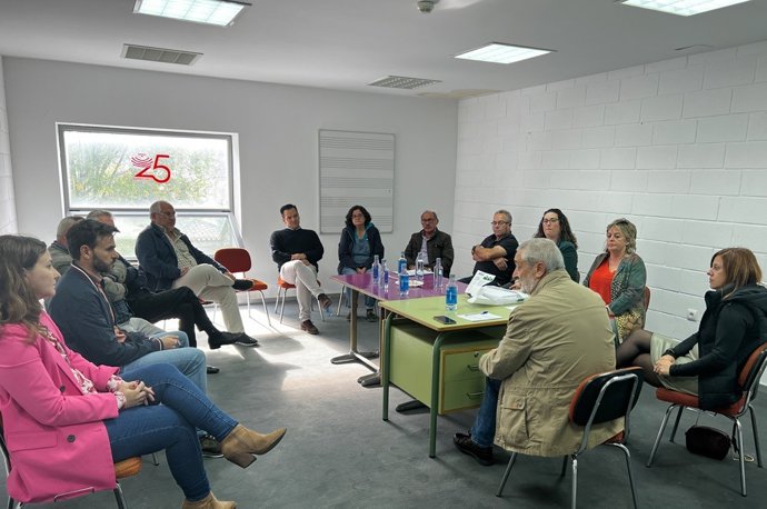 El presidente de la Diputación de Cáceres y miembros de su equipo de gobierno se reúnen en Hervás con alcaldes de la zona