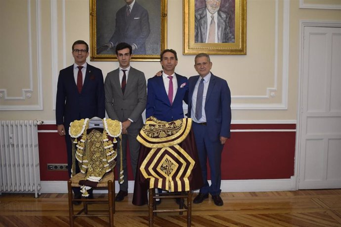 Entrega premio Vestido de Luces Rioja y Oro y a Tomás Rufo y Capote de Paseo a Álvaro de la Calle