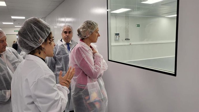 La consejera de Economía, Marta Gastón, en su visita a la empresa bilbilitana.