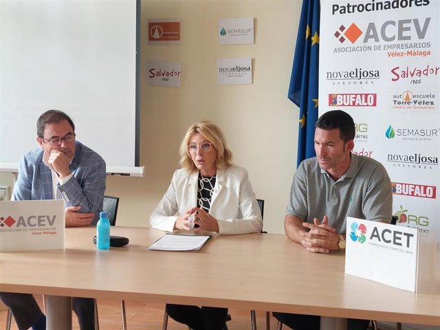 La delegada territorial de Empleo en Málaga, Carmen Sánchez Sierra, ha presentado la iniciativa en Vélez-Málaga.