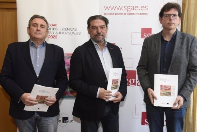 De izq a dcha:El presidente de Fundación SGAE,  Juan José Solana; el presidente de SGAE, Antonio Onetti,  y el director general de la Fundación SGAE, Rubén Gutiérrez, durante la presentación del Anuario SGAE 2022.