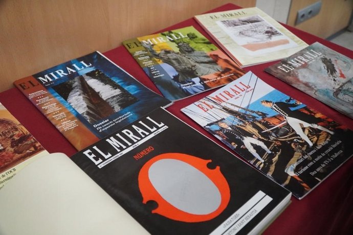 Varias ediciones de la revista 'El Mirall'.