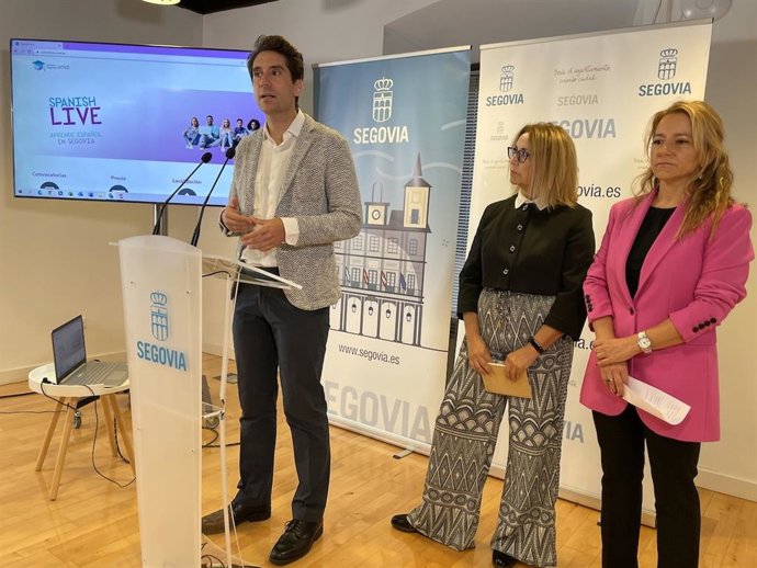 El concejal de Turismo del Ayuntamiento de Segovia, Miguel Merino junto a la Vicerrectora Adjunta de Formación Permanente para el Desempeño Profesional y Desarrollo Social, Silvia Carmen Barreiro Bilbao, y a la directora del Centro Asociado a la UNED.