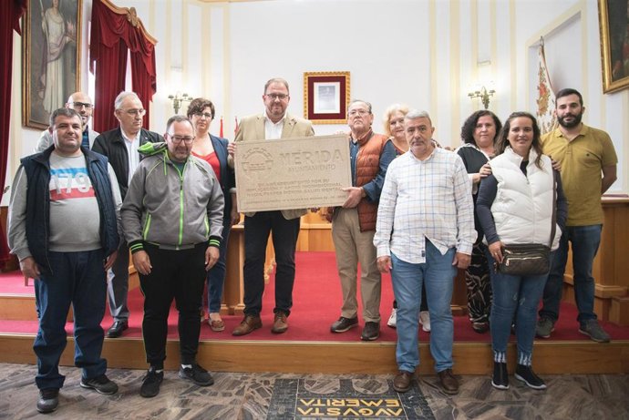 Feafes Mérida ha entregado al alcalde de la ciudad, Antonio Rodríguez Osuna, una placa en agradecimiento por la labor del ayuntamiento con la entidad y el Tercer Sector.