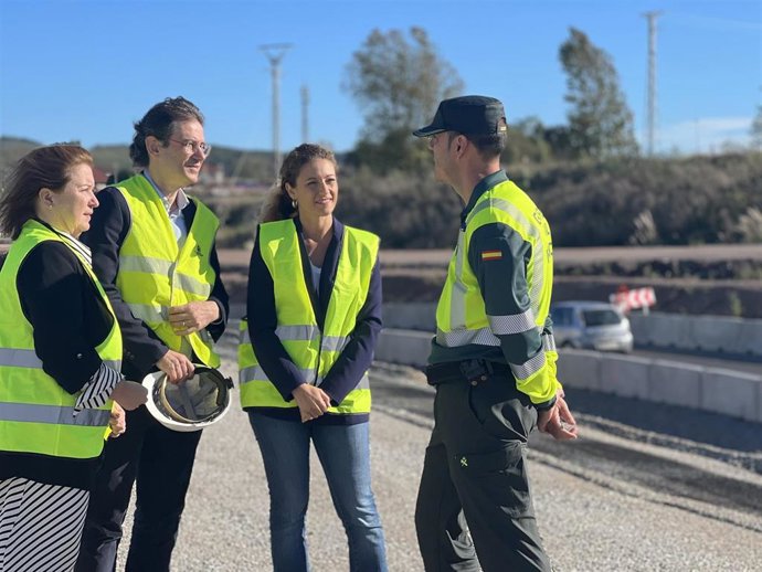 La delegada del Gobierno, Ainoa Quiñones, asiste a uno de los controles de la DGT en tramos de obras