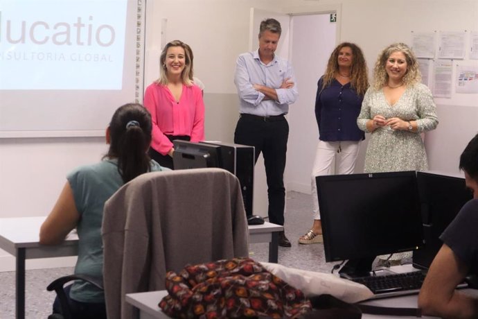 La alcaldesa de Alcalá de Guadaíra, Ana Isabel Jiménez, ha visitado este miércoles al grupo de beneficiarios del curso de limpieza de edificios.