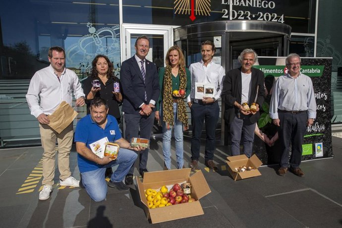 El Consejero De Desarrollo Rural, Ganadería, Pesca, Alimentación Y Medio Ambiente, Guillermo Blanco, Recibe A Los Productores Cántabros Que Participan En La Feria Biocultura De Madrid.