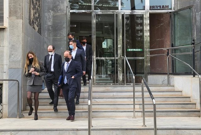 Archivo - El futbolista Santi Mina abandona la Audiencia Provincial de Almería junto a sus abogados en el primer día del juicio por abuso sexual