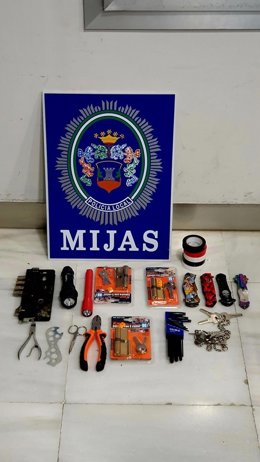 Herramientas incautadas por la Policía Local de Mijas durante la intervención de una ocupación.