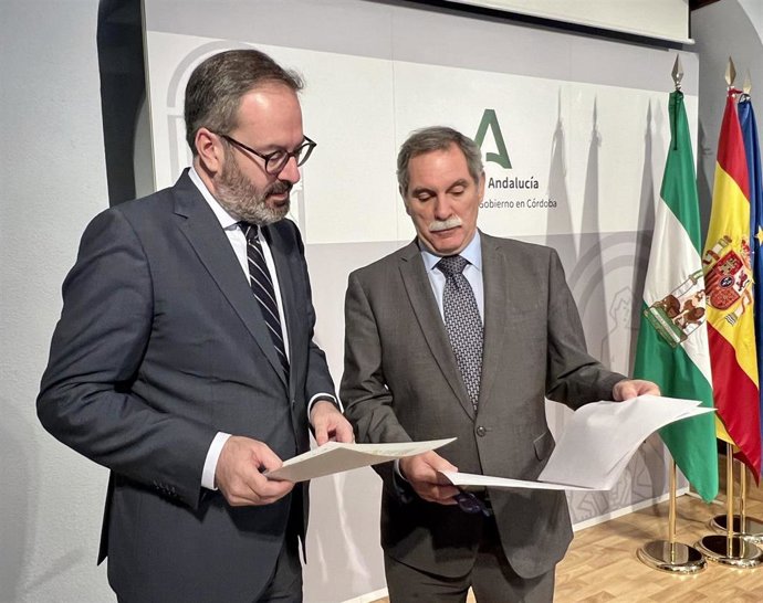 Adolfo Molina y José Viso, en la Delegación del Gobierno andaluz en Córdoba.