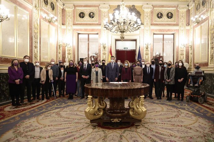 Archivo - Foto de familia del acto de firma del acuerdo para la renovación del Dictamen del Pacto de Estado contra la Violencia de Género