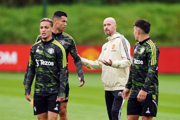 Archivo - 14 September 2022, United Kingdom, Manchester: Manchester United's Cristiano Ronaldo speaks to manager Erik ten Hag during a training session at the Aon Training Complex, ahead of Thursday's UEFAEuropa League Group Esoccer match against FCS
