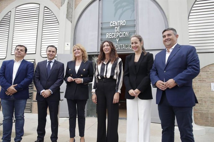 La presidenta del Puerto de Huelva, Pilar Miranda, y la consejera de Inclusión Social, Juventud, Familias e Igualdad de la Junta de Andalucía, Loles López, durante la entrega de las resoluciones puerto-ciudad.