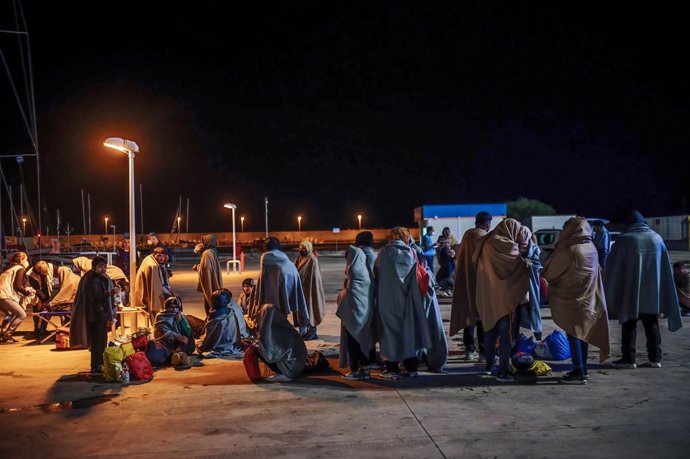 Migrantes y refugiados llegados a Roccella Ionica, en la región italiana de Calabria