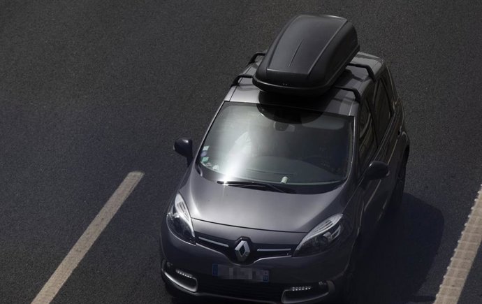 Archivo - Un vehículo circula por la autovía, en una imagen de recurso.