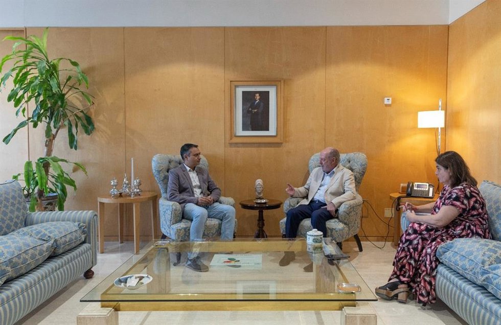 El presidente de la Diputación de Sevilla, Fernando Rodríguez Villalobos, con el alcalde de Bollullos de la Mitación, Fernando Soriano.