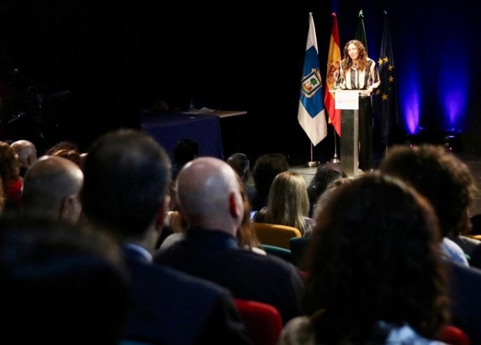 La consejera de Inclusión Social, Juventud, Familias e Igualdad de la Junta de Andalucía, Loles López, en la entrega de las ayudas puerto-ciudad en Huelva.