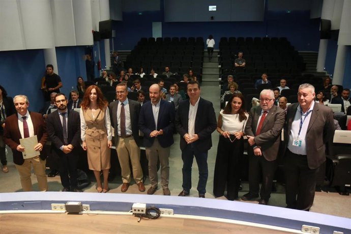 El alcalde (el cuarto por la derecha) antes de la jornada 'Cultura preventiva: eje central del éxito laboral y personal'.