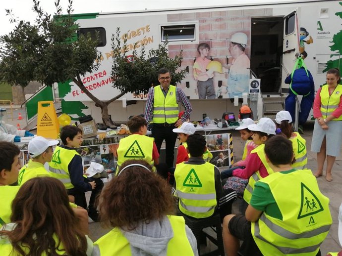 El delegado territorial de Empleo, Empresa y Trabajo Autónomo de la Junta en Granada,  acompaña a un grupo de alumnos en su visita al Prevebús.