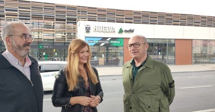 La secretaria territorial de la Sierra de la Ejecutiva Provincial del PSOE de Huelva, Modesta Romero, junto a otros representantes socialistas en la estación de trenes de Huelva.