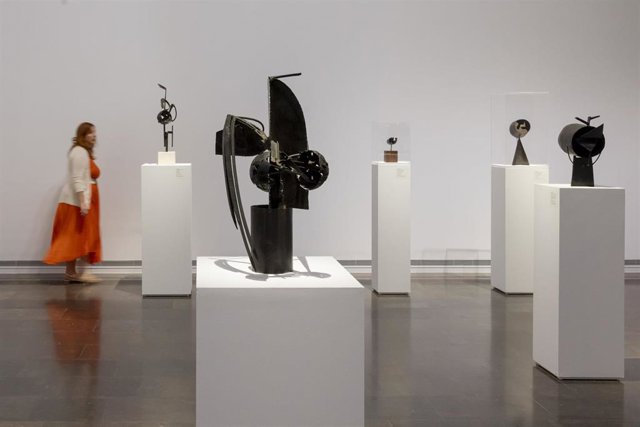 Exposición Ser Artista. Julio González.  La Directora Del IVAM, Nuria Enguita, Y El Comisario De La Exposición, Juan José Lahuerta, Presentan La Exposición Ser Artista. Julio González. Fotografía Miguel Lorenzo/IVAM