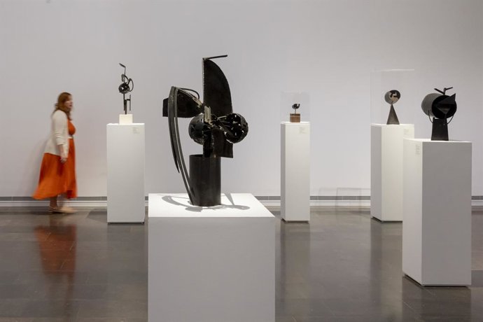 Exposición Ser Artista. Julio González.  La Directora Del IVAM, Nuria Enguita, Y El Comisario De La Exposición, Juan José Lahuerta, Presentan La Exposición Ser Artista. Julio González. Fotografía Miguel Lorenzo/IVAM