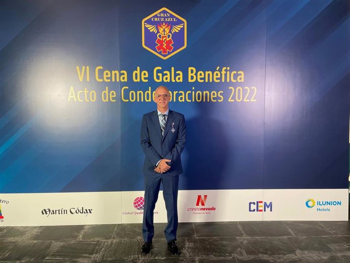 Luis Ayala, especialista del Servicio de Urgencias y Medicina Familiar del Hospital Quirónsalud Málaga, en la entrega de la Medalla de Oro de la Orden Gran Cruz Azul de Emergencias