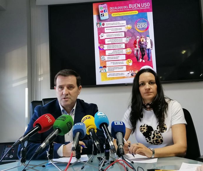 Archivo - Gumersindo Rodríguez y Montserrat Fernández en la sede de ANPE.