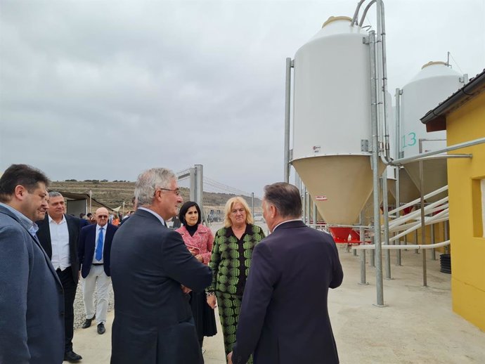 El consejero de Agricultura, Ganadería y Medio Ambiente, Joaquín Olona, en la nueva granja de AB Neo Fraga.