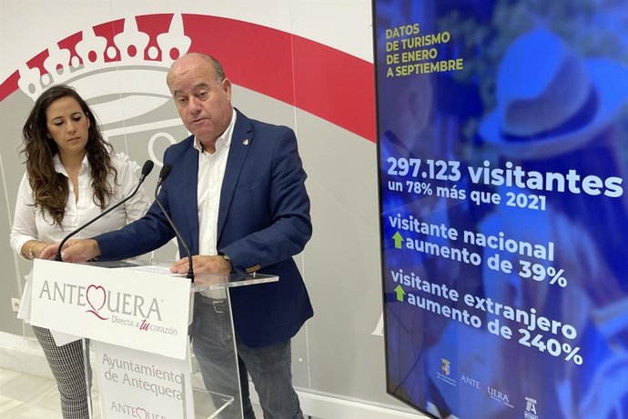 El alcalde de Antequera (Málaga), Manuel Barón, y la teniente de alcalde delegada de Turismo, Ana Cebrián, en rueda de prensa