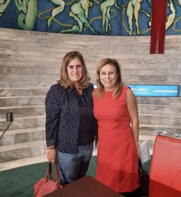 Sofía Arobes (izda), la presidenta saliente del Consejo de la Mujer, y su sustituta Rosa Juárez (derecha)
