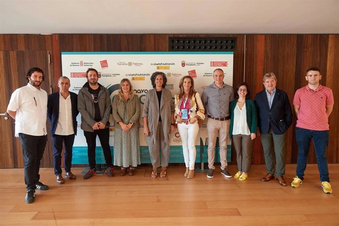 La consejera Itziar Gómez con chefs y representantes del sector durante la presentación de la 2 edición 'Navarra GastroSummit'