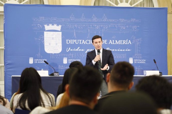 El presidente de la Diputación de Almería recibe a 40 alumnos de Derecho de la Universidad Católica de Colombia.
