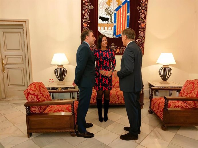 El alcalde de Salamanca, Carlos García Carbayo (d), saluda al alcalde de Badajoz, Ignacio Gragera, y a la primera teniente de alcalde de Santa Cruz de Tenerife, Evelyn del Carmen Alonso.