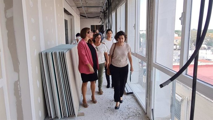 La consellera de Asuntos Sociales y Deportes, Fina Santiago, en una visita a las obras del equipamiento de Sant Lluís.