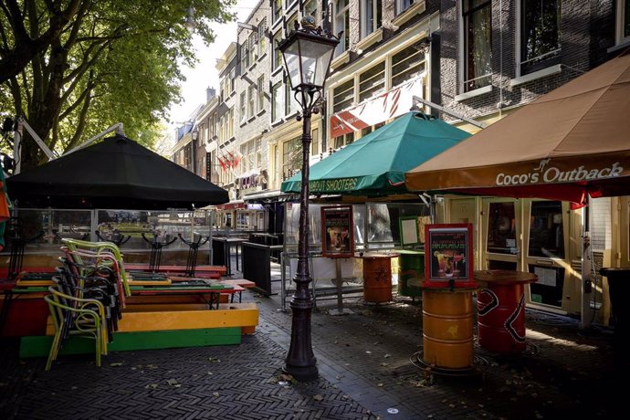 Archivo - Terrazas en una calle de Ámsterdam