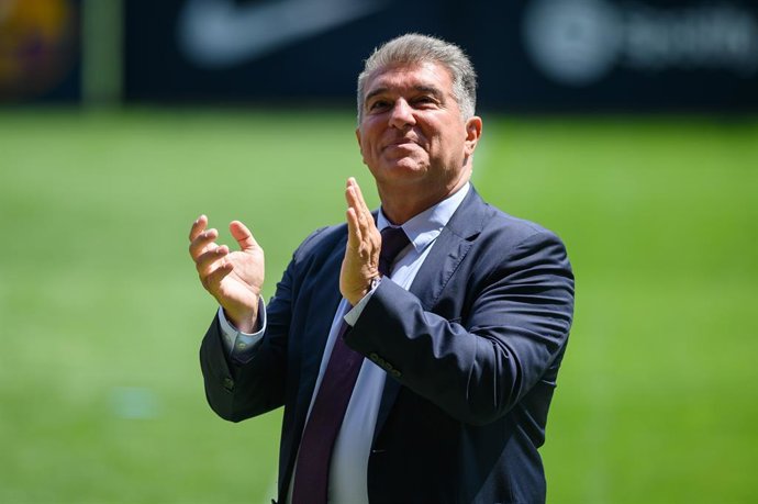 Archivo - 05 August 2022, Spain, Camp Nou: Barcelona president Joan Laporta applauds during the presentation of Polish forward Robert Lewandowski as FC Barcelona new player at Camp Nou stadium. Photo: Gerard Franco/DAX via ZUMA Press Wire/dpa