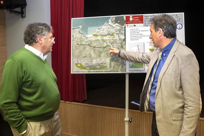 El Consejero De Obras Públicas, Ordenación Del Territorio Y Urbanismo, José Luis Gochicoa, Presenta El Proyecto De Renovación De La Carretera Galizano-Langre.