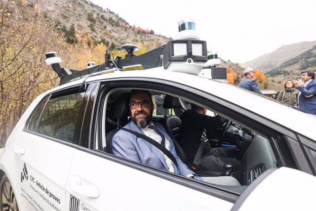 El conseller de Territori, Juli Fernàndez, en el vehículo autónomo de la prueba piloto del Parc Natural de l'Alt Pirineu.