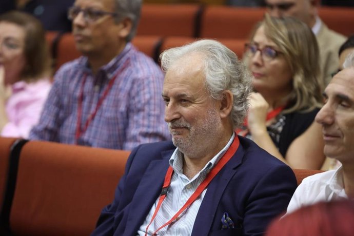 El presidente del consejo de administración de la RTVA, Rafael Porras, en el Pleno del Parlamento.