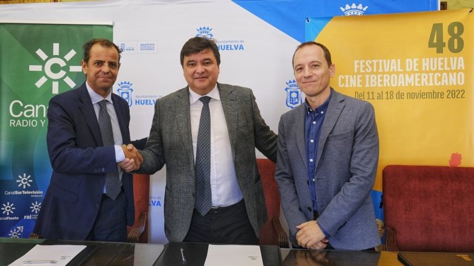 El director general de la Radio Televisión de Andalucía (RTVA), Juande Mellado (izquierda), y el alcalde de Huelva y presidente de la Fundación Cultural Festival de Cine Iberoamericano, Gabriel Cruz (centro), tras la firma del convenio de colaboración.