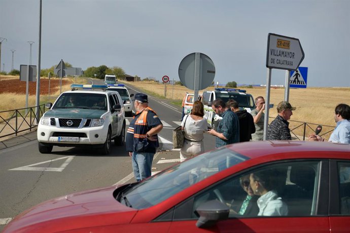 Varios coches de la Guardia Civil en la carretera de Argamasilla de Calatrava (Ciudad Real) donde han fallecido tres personas por un tiroteo desde un chalé