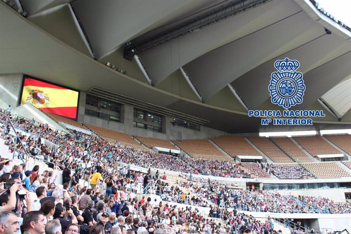 12.000 Escolares De 95 Centros Llenan El Estadio Olímpico De La Cartuja Para Ver En Acción A Las Diferentes Unidades Policiales