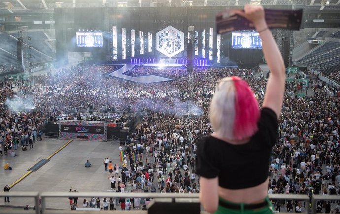 Archivo - 14 May 2022, Hessen, Frankfurt: People attend the Kpop Flex music festival at Deutsche Bank Park. Photo: Sebastian Gollnow/dpa