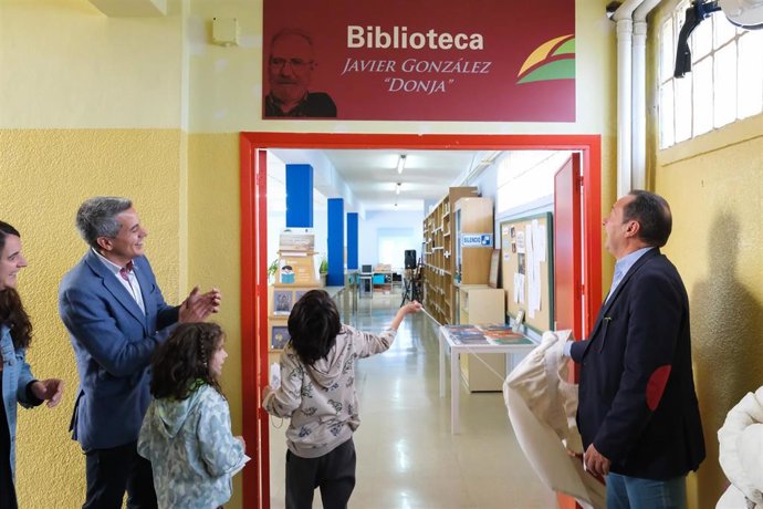 El vicepresidente y consejero de Universidades, Igualdad, Cultura y Deporte, Pablo Zuloaga, inaugura la nueva biblioteca del IES Montesclaros de Reinosa, donde ha anunciado que Cantabria contará en 2023 con un 'Bibliobús'