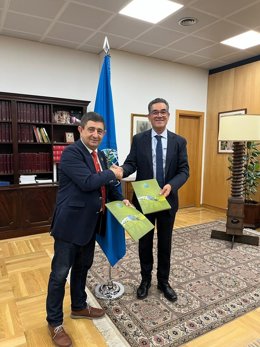 El presidente de la Diputación de Jaén, Francisco Reyes, y el director ejecutivo del Consejo Oleícola Internacional (COI), Abdellatif Ghedira, tras la rúbrica del convenio