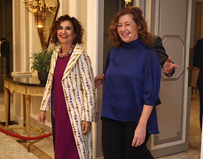 La ministra de Hacienda, María Jesús Montero (i) y la presidenta del Govern balear, Francina Armengol (d), a su llegada a un desayuno informativo de Europa Press, en el Hotel Rosewood, a 20 de octubre de 2022, en Madrid (España).
