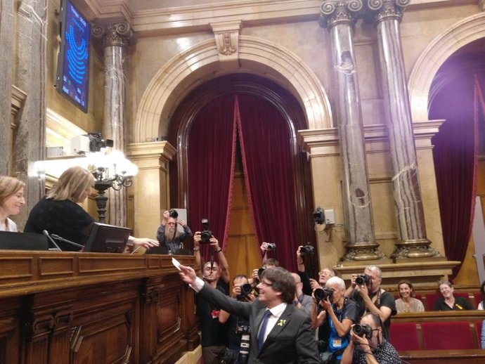 Archivo - El presidente Carles Puigdemont vota la declaración de independencia en el Parlament el 27 de octubre de 2017.