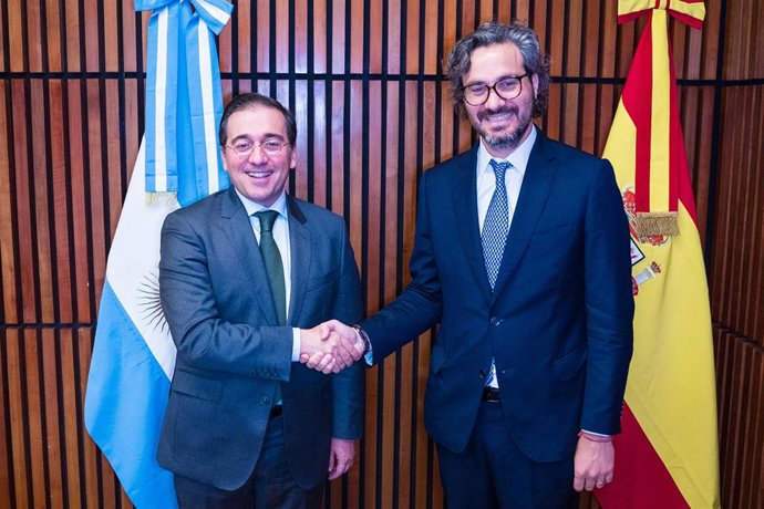 El ministro de Asuntos Exteriores, José Manuel Albares, y su homólogo de Argentina, Santiago Cafiero